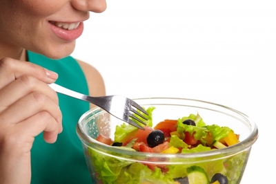 サラダを食べる.jpgのサムネイル画像